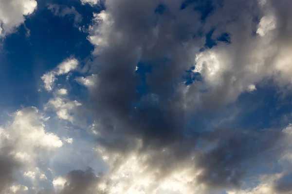 Arka plan olarak şafakta bulutlar — Stok fotoğraf