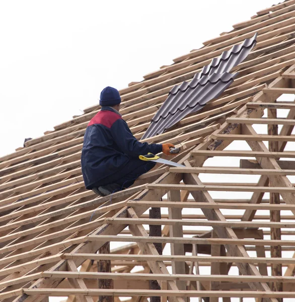 Pracowników pracujących na dachu — Zdjęcie stockowe