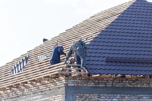Trabalhadores que trabalham no telhado — Fotografia de Stock