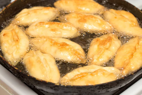 Pasteitjes worden gebakken in een pan — Stockfoto