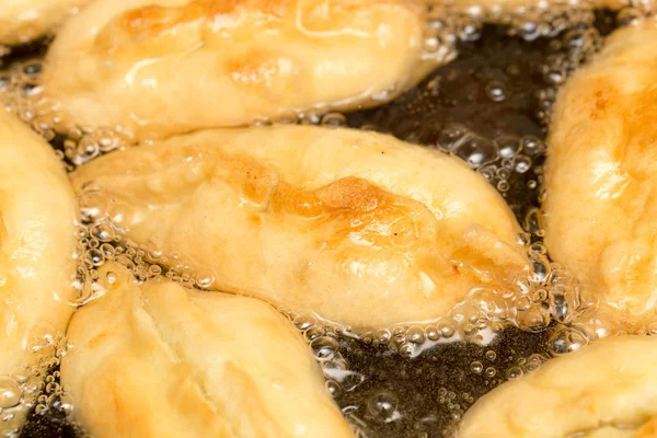 Pasteitjes worden gebakken in een pan — Stockfoto