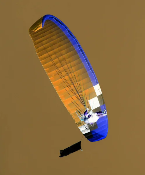 在倒转的天空中的降落伞 — 图库照片