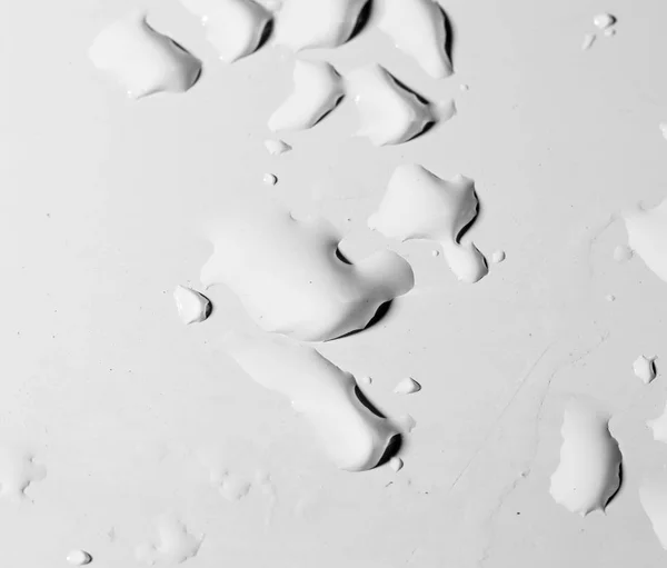 Vízcseppek fehér háttérrel — Stock Fotó