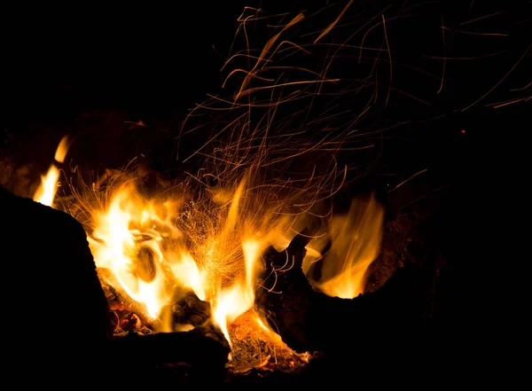 黒い背景に火花を散らし — ストック写真