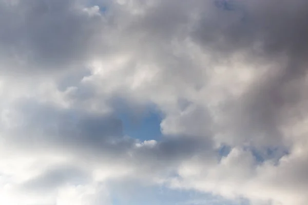 青空の雲を背景に — ストック写真