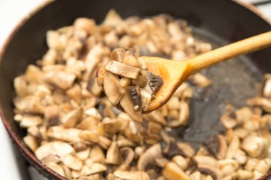 bir tavada kızartılmış mantar