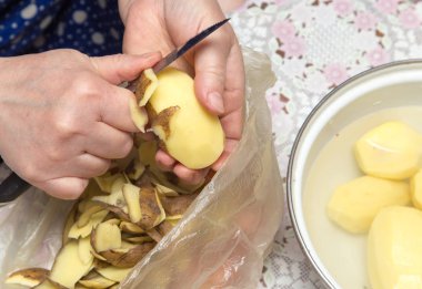 Şef peeling patates