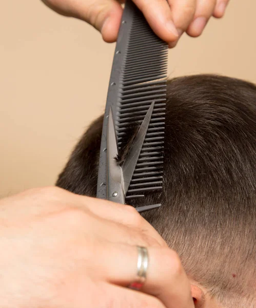 Homens corte de cabelo no salão de beleza — Fotografia de Stock