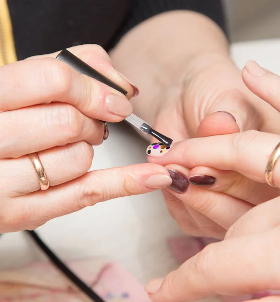 Manicure w salonie piękności — Zdjęcie stockowe