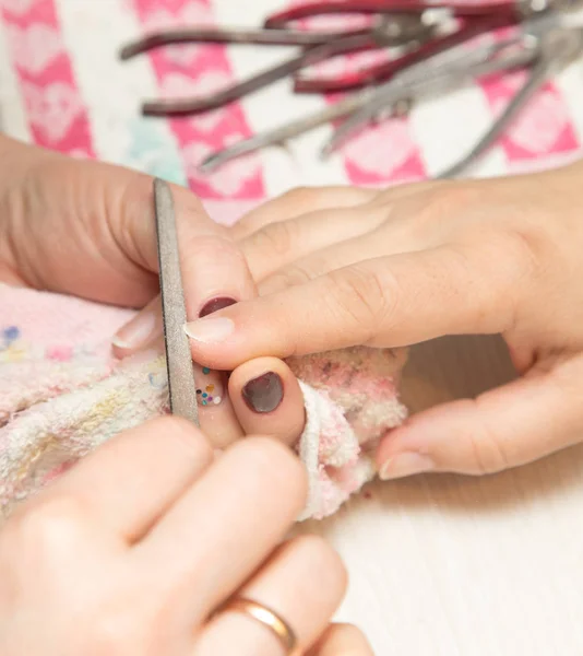 Manicure in un salone di bellezza — Foto Stock