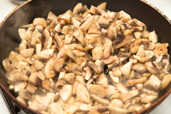 Champignons gebakken in een pan — Stockfoto