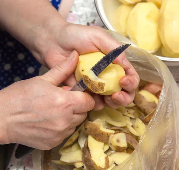 Шеф-повар чистит картошку — стоковое фото