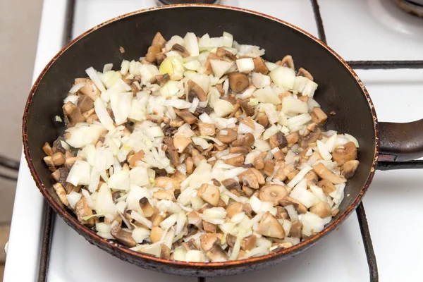 Champignons gebakken in een pan — Stockfoto