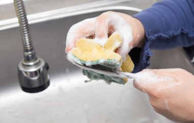 Mutfakta bulaşık çocuk