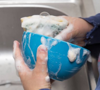 Mutfakta bulaşık çocuk