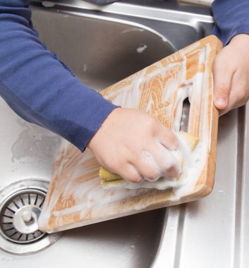 Mutfakta bulaşık çocuk