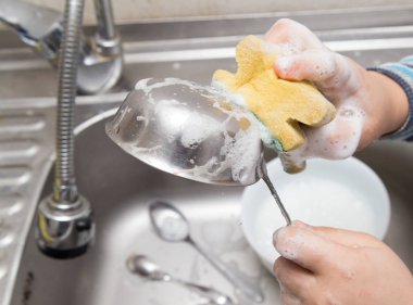 Mutfakta bulaşık çocuk