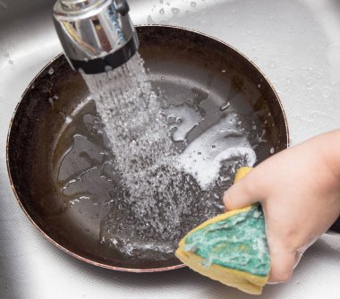 Mutfakta bulaşık çocuk