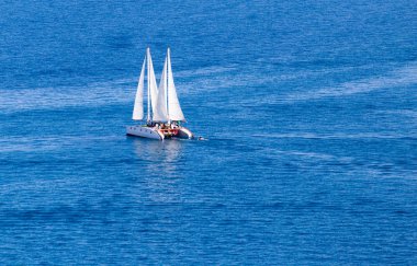 su yüzeyinde yelkenli