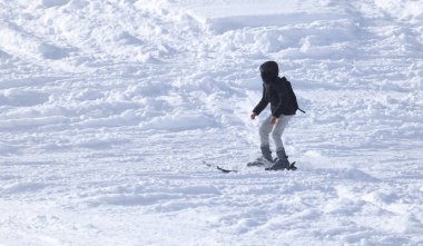 İnsanlar kışın karda kayak yapıyor.