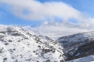 Güzel Tien-Shan dağları karda. Kışın