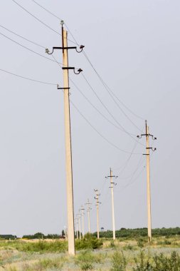 Şafakta elektrik direkleri