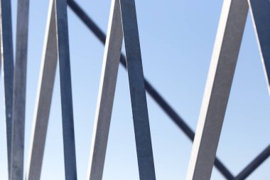 Mavi gökyüzünün arka planında metal yapı