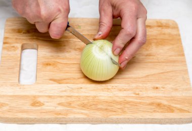 Cook soğan doğranmış tahta