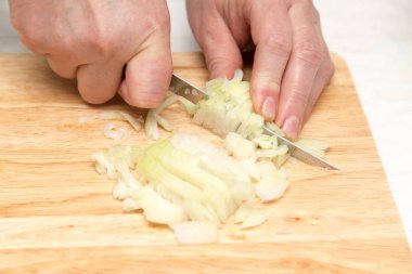 Cook soğan doğranmış tahta