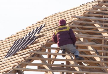 işçilerin çatıda çalışma