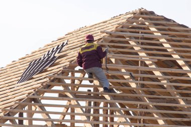 işçilerin çatıda çalışma