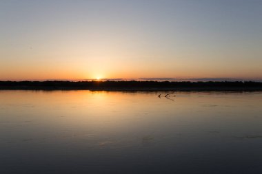 güzel bir gün batımı Nehri üzerinde