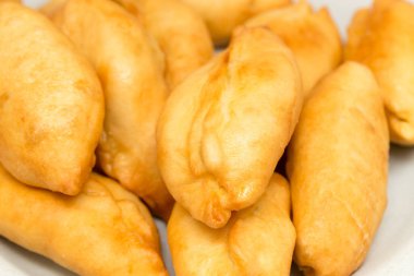 bir tavada kızarmış kek