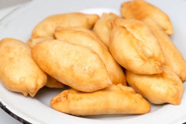 bir tavada kızarmış kek