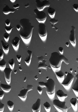 Siyah arkaplanda su damlacıkları