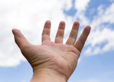 Elini göğe kaldırdı