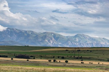 Kazakistan 'da arka plan olarak güzel dağlar