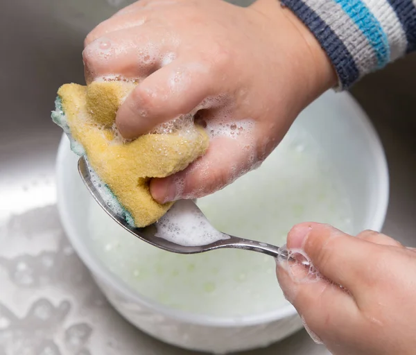 Mutfakta bulaşık çocuk