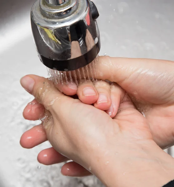 Vrouw wast haar handen in onschuld — Stockfoto