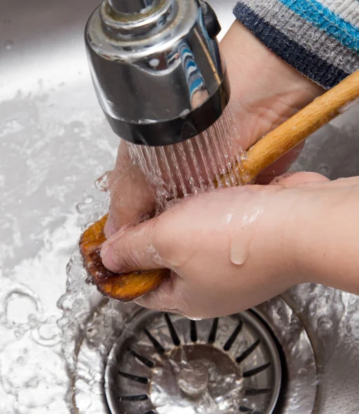 Niño lavando platos en la cocina — Foto de Stock