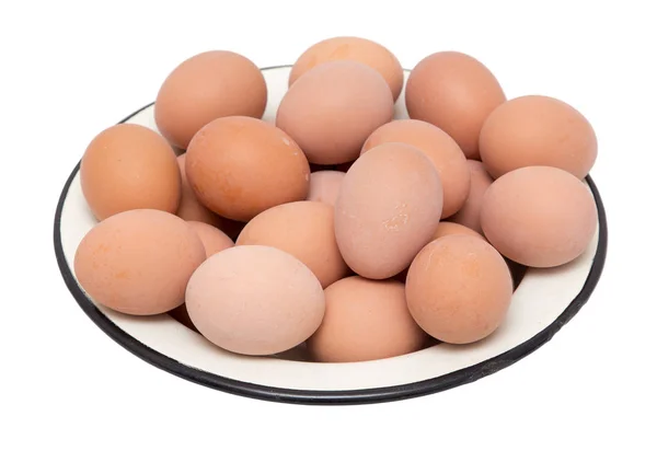 Яйца в тарелке на белом фоне — стоковое фото