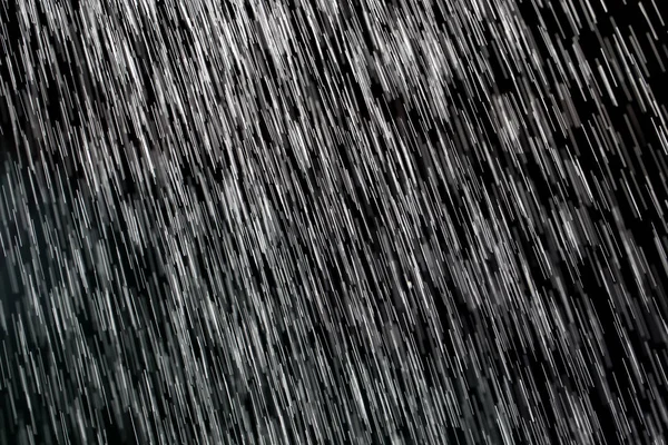Regn på svart bakgrunn – stockfoto