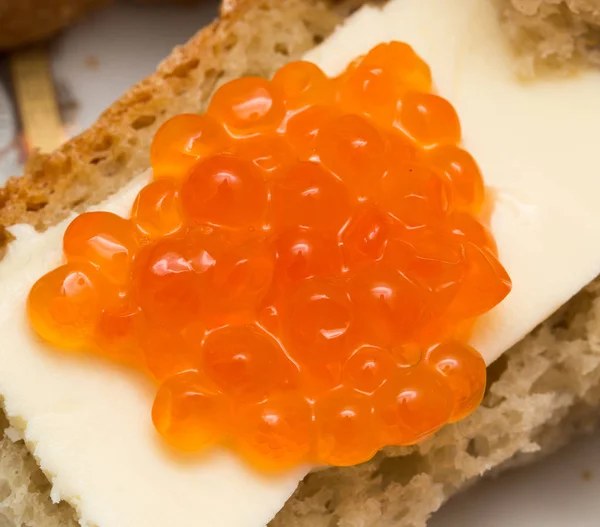 Caviale rosso su un panino — Foto Stock