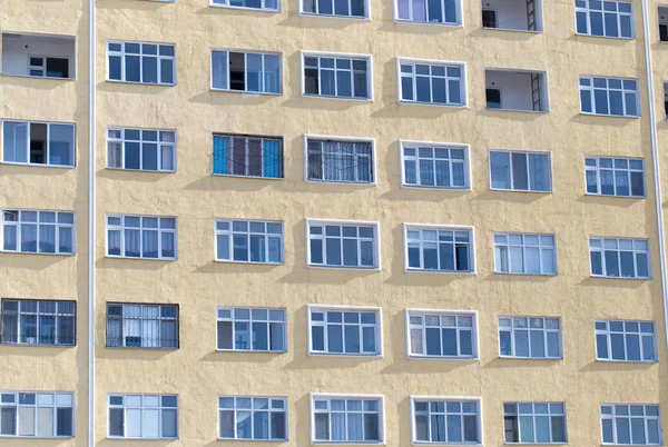 Windows van een met meerdere artikelen gebouw als achtergrond — Stockfoto