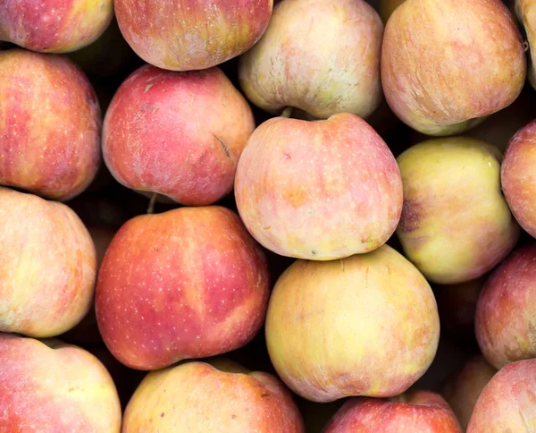 Apples on the market — Stock Photo, Image