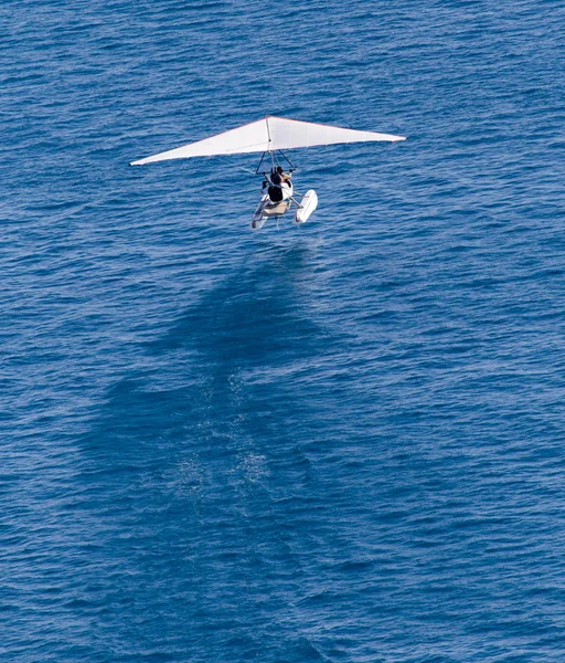 Vliegtuig stijgt op vanaf het wateroppervlak — Stockfoto