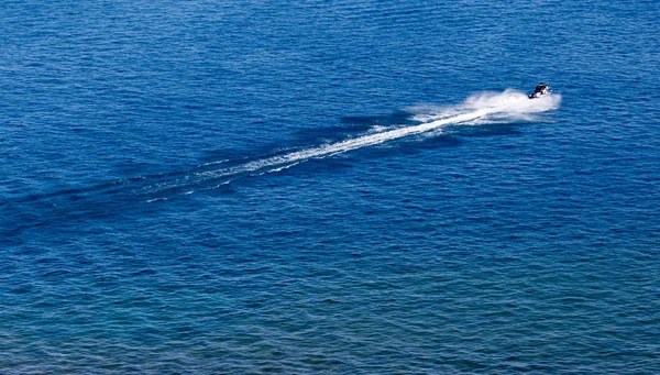 Jet ski na superfície da água a uma velocidade de — Fotografia de Stock