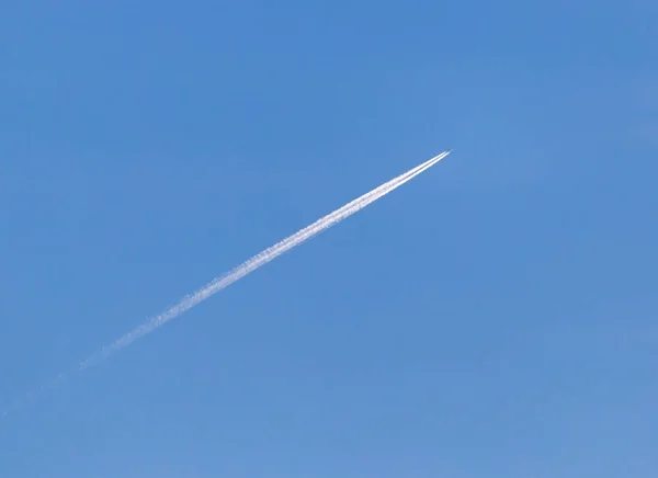 Die Spur eines Flugzeugs am Himmel — Stockfoto