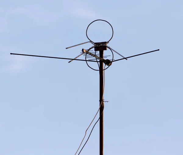 Tv antenne op lucht achtergrond — Stockfoto