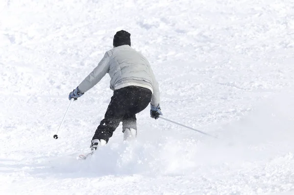 Pessoas esquiando na neve — Fotografia de Stock